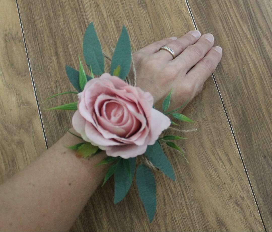 The Anna Wrist Corsage
